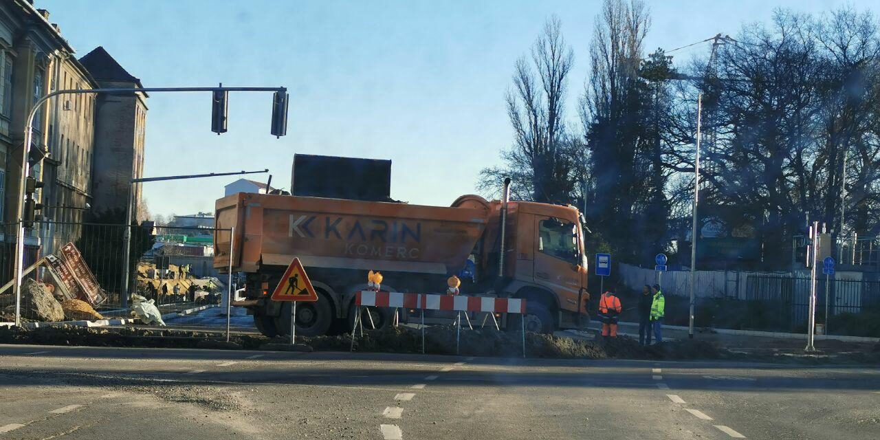 Reggel még nem indult el a forgalom a Makszim Gorkij utcai aluljárón