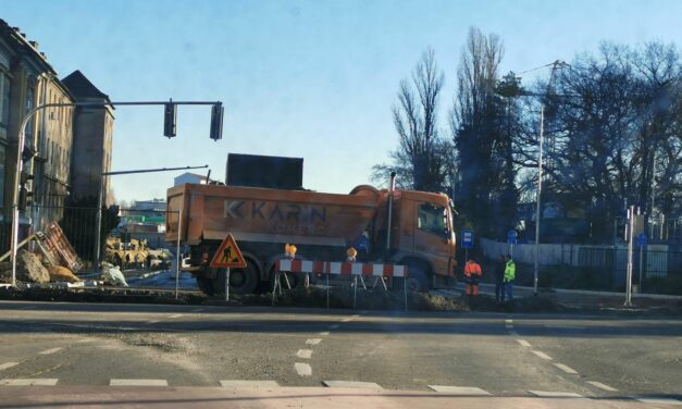 Reggel még nem indult el a forgalom a Makszim Gorkij utcai aluljárón