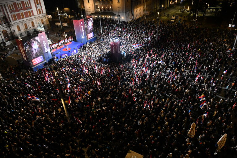 „A szabadságra éhesek az emberek, nem párizsi szalámira”
