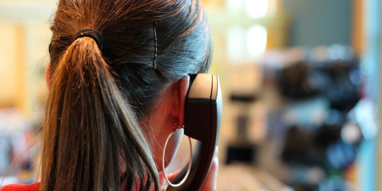 A haladó telefonközpontból hívogatják és sértegetik a polgárokat a Szerbia az erőszak ellen nevében