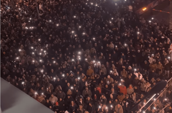 Vučić, takarodj! – Forrósodik a hangulat Belgrádban (Videó)