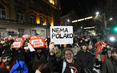 „Csalás! Hazaárulás!” – Ellenzékiek, egyetemisták, csalódott polgárok tüntetnek Belgrádban