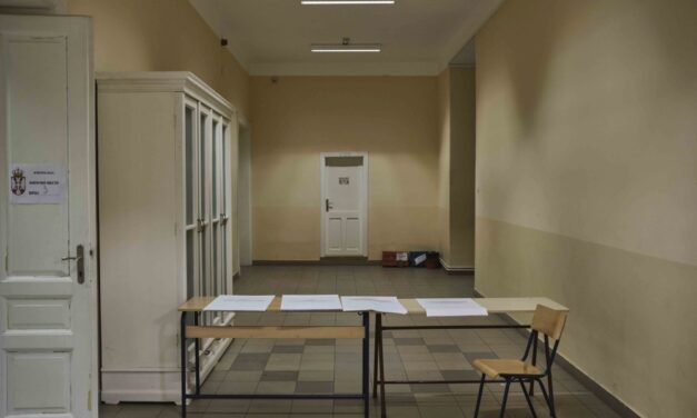 Tovább hanyatlik a demokrácia Szerbiában