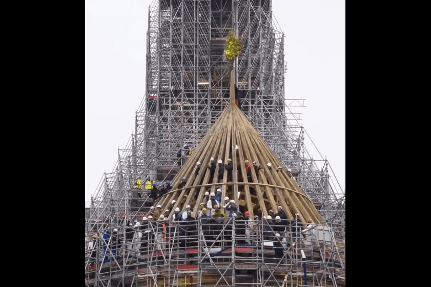 Olyan jól halad a Notre-Dame újjáépítése, hogy az ácsok már ünnepelnek (Videóval)