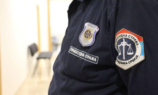 Tagadták bűnösségüket a fiatalkorú tömeggyilkos szülei