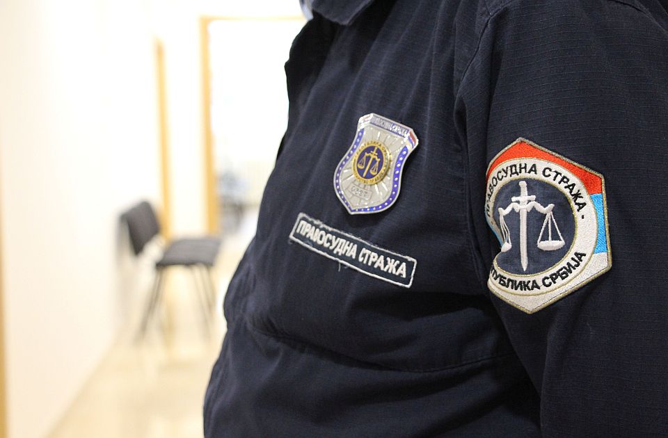 Tagadták bűnösségüket a fiatalkorú tömeggyilkos szülei