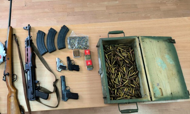Fegyvereket és muníciót is találtak egy kragujevaci férfi lakásán (Fotó)
