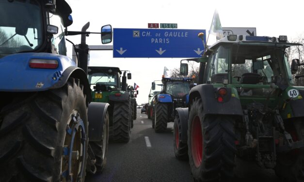 Franciaországban tiltakozó gazdák zárták le a Párizsba és más nagyvárosokba bevezető utakat