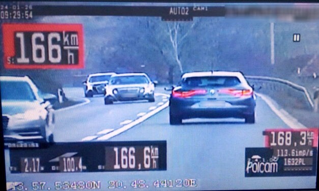 A megengedett sebesség kétszeresével vezetett a Renault sofőrje