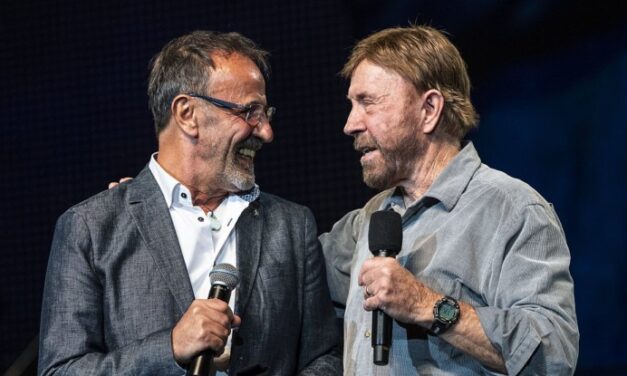 Meghalt Jakab Csaba, Chuck Norris magyar hangja