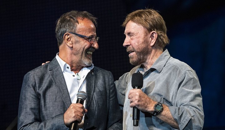 Meghalt Jakab Csaba, Chuck Norris magyar hangja