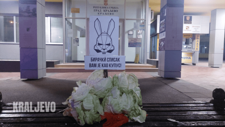 Káposzta és nyúlrajzok a minisztérium előtt