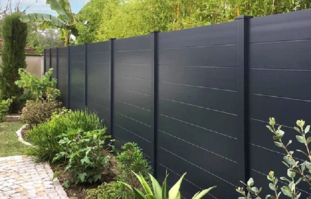 Az alumíniumkerítések a privát szféra védelmére is tökéletesek