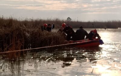 A Ludasi tó jeges vizébe zuhantak a nádvágó munkások (Fotók)