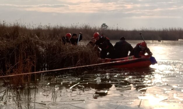 A Ludasi tó jeges vizébe zuhantak a nádvágó munkások (Fotók)