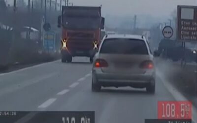Ötvenes táblánál százhússzal előzött a záróvonalon, gyerek is ült a Mercedesben (Videó)