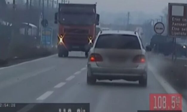 Ötvenes táblánál százhússzal előzött a záróvonalon, gyerek is ült a Mercedesben (Videó)