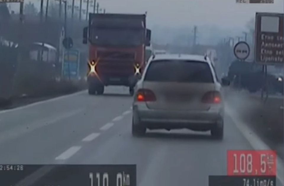 Ötvenes táblánál százhússzal előzött a záróvonalon, gyerek is ült a Mercedesben (Videó)