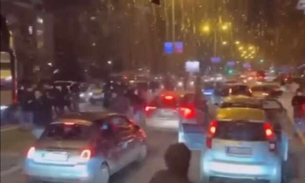 Baltákkal, rudakkal támadtak rá a Partizan szurkolóira (Videó)