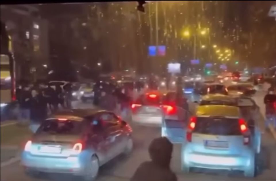 Baltákkal, rudakkal támadtak rá a Partizan szurkolóira (Videó)