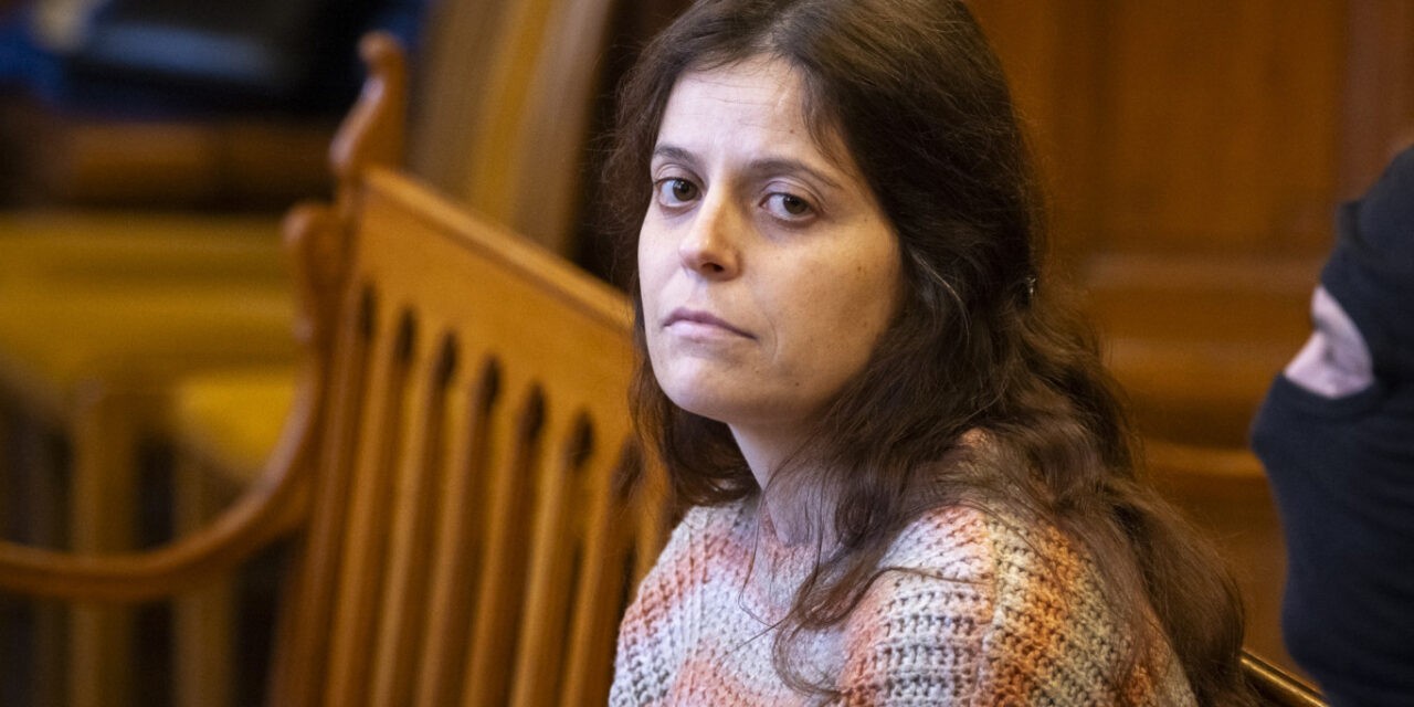 Láncon vezettek a magyar hatóságok egy elítéltet, felháborodtak az olaszok