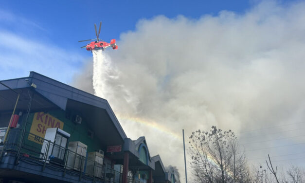 Robbanások a lángoló bevásárlóközpontban, sikerült lokalizálni a tüzet