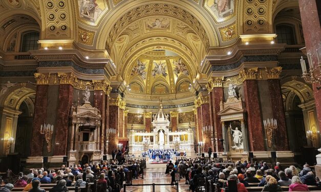 Meztelen férfi mászott fel az oltárra a Szent István Bazilikában
