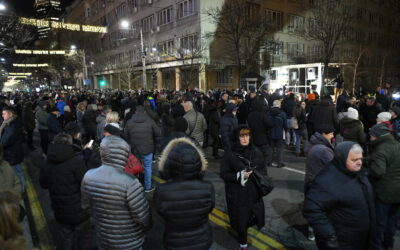 A választási csalás miatt ismét utcára vonultak az emberek Belgrádban