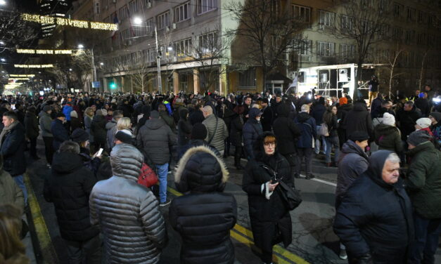 A választási csalás miatt ismét utcára vonultak az emberek Belgrádban