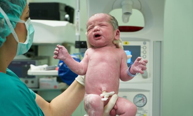 Csaknem kétszázezren írták alá a szülőszobai erőszak elleni petíciót