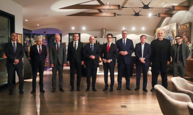 Alex Sorossal pózolt a szerb elnök