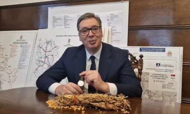 Óráját az első Koszovóban született szerb csecsemőnek ajándékozza az államfő