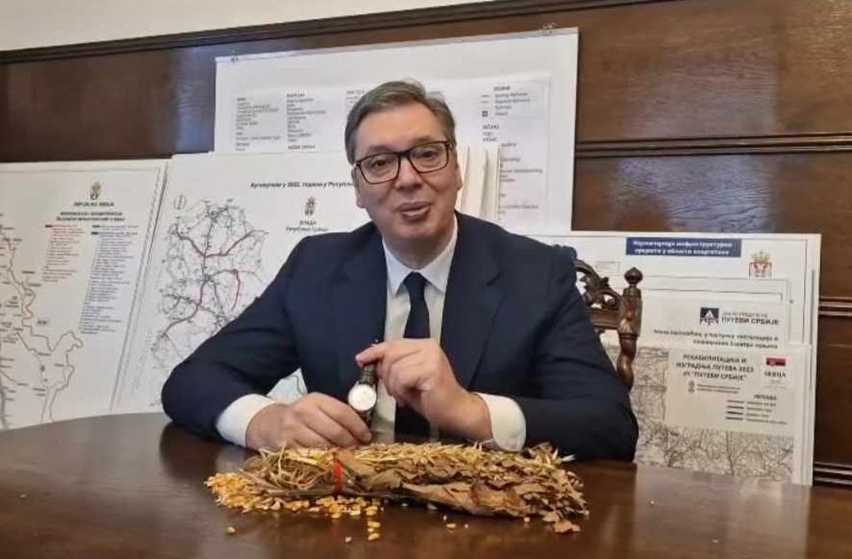 Óráját az első Koszovóban született szerb csecsemőnek ajándékozza az államfő