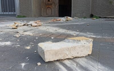 Téglák hullanak Fazekas Lajos bérházáról Szabadka központjában