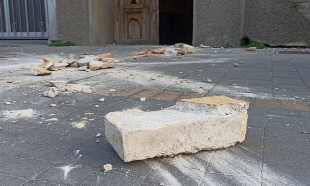 Téglák hullanak Fazekas Lajos bérházáról Szabadka központjában