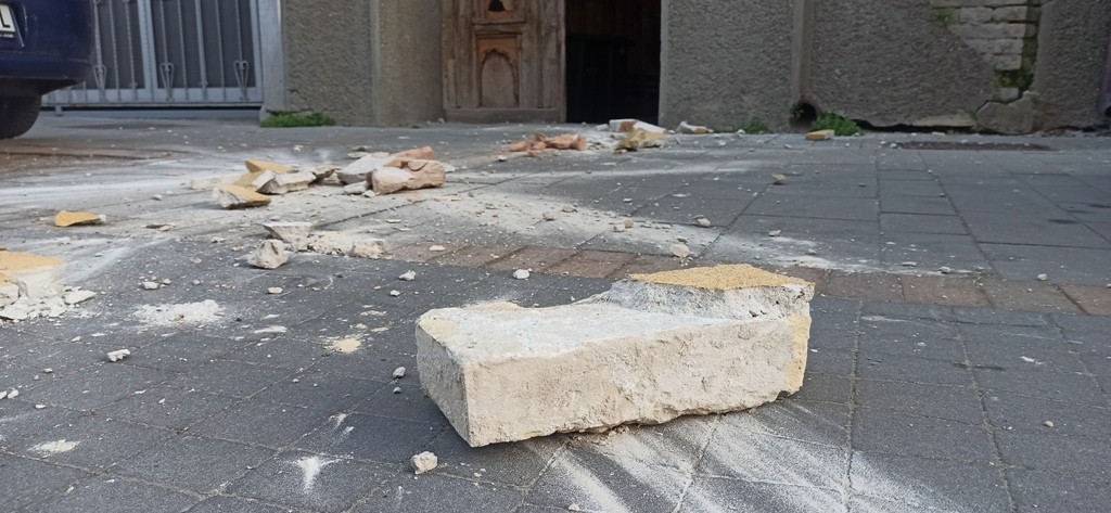 Téglák hullanak Fazekas Lajos bérházáról Szabadka központjában