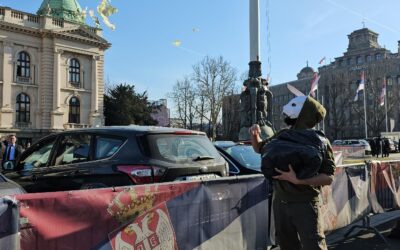 Káposztát és répát dobálnak a tüntetők