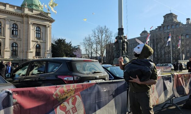 Káposztát és répát dobálnak a tüntetők