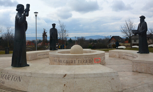 Leszedetik Balog Zoltán kőbe vésett nevét és idézetét a Reformátorok terének szoborcsoportjáról