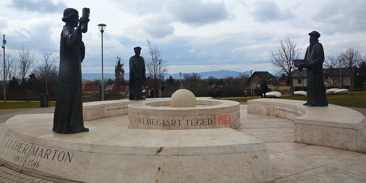 Leszedetik Balog Zoltán kőbe vésett nevét és idézetét a Reformátorok terének szoborcsoportjáról