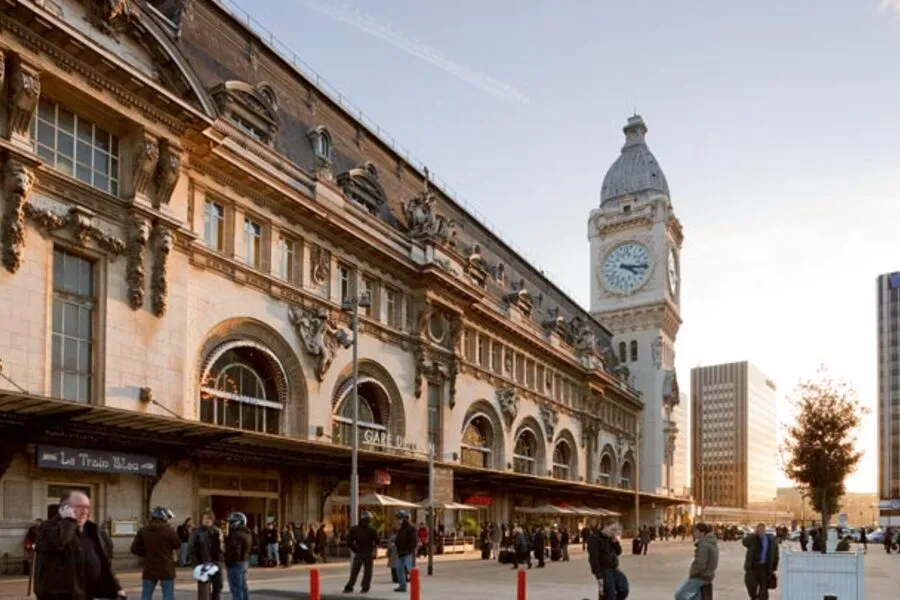 Késes támadás volt Párizsban, hárman megsérültek