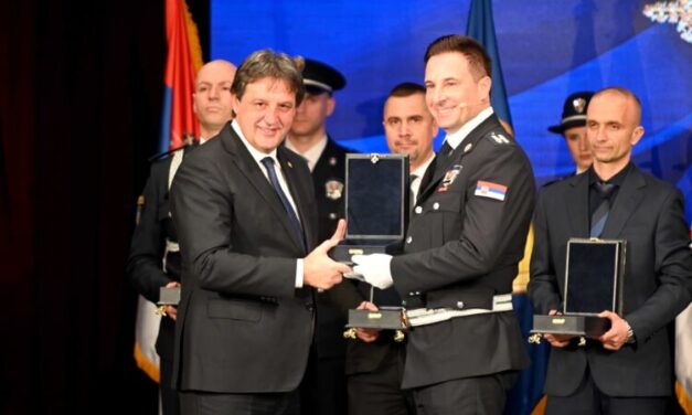 Az az ember kapott kitüntetést, aki közzétette a meggyilkolt gyerekek névsorát