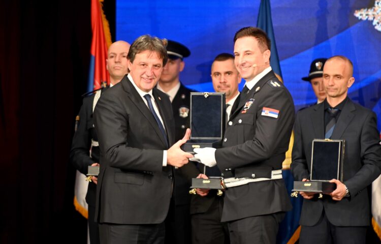 Az az ember kapott kitüntetést, aki közzétette a meggyilkolt gyerekek névsorát