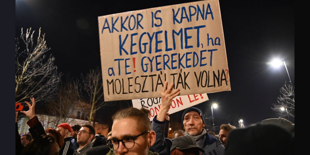 <span class="entry-title-primary">Tüntetnek Budapesten a Hősök terén</span> <span class="entry-subtitle">Hatalmas a tömeg, a közlekedést lezárták</span>