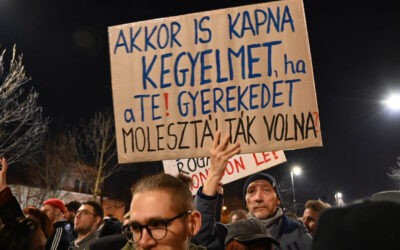 Tüntetnek Budapesten a Hősök terén Hatalmas a tömeg, a közlekedést lezárták