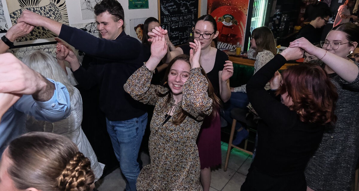 <span class="entry-title-primary">„…előre csak előre, lássuk mi lesz belőle!” (képek)</span> <span class="entry-subtitle">Ördögcsáklyás táncház a Zentropiában</span>