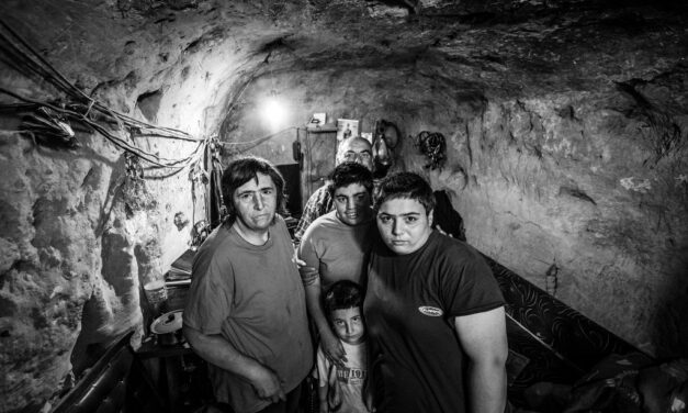 Egy földbe vájt barlangban él egy öttagú vajdasági család