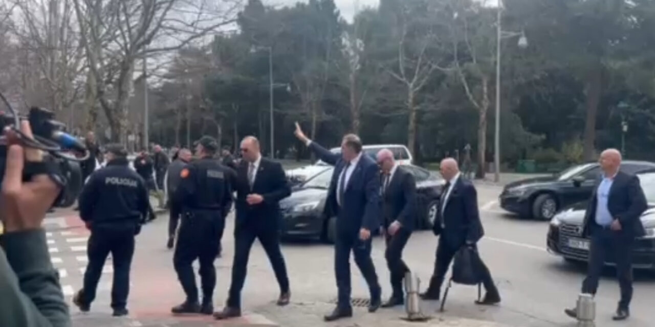 Kifütyülték Dodikot a montenegrói parlamentnél