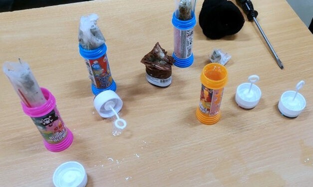 Zokniba, csokikrémes üvegbe és szappanbuborékos tartályba próbálta elrejteni a drogot (Fotók)