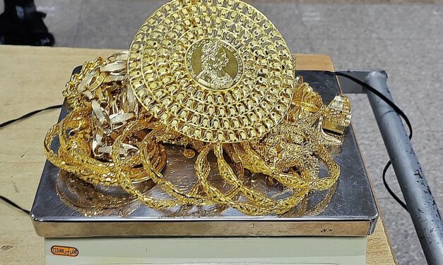 Milliós ékszereket próbáltak átcsempészni egy hátizsákban (Fotó)